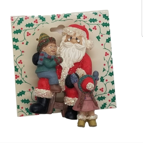 VINTAGE LARGE THREE DIMENSIONAL SANTA WITH CHILDREN CHRISTMAS BROOCH - Picture 1 of 3